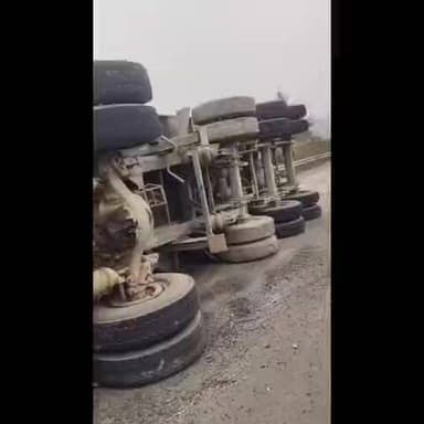 केतार: भगवान घाटी में छरी लदा हाइवे वाहन पलटा, विधायक ने ली जानकारी, चालक बचा