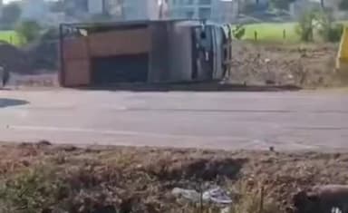 इछावर: श्यामपुर के पास कुरावर रोड पर सड़क हादसा, कार पिकअप से टकराकर खंती में उतरी, मौके पर जुटी भीड़