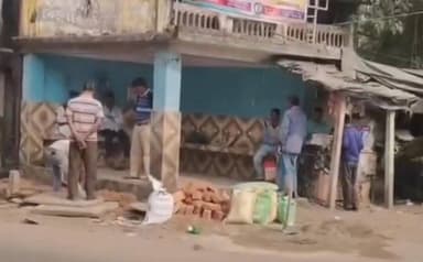 রামনগর ১: দেপাল বাসস্ট্যান্ডে সরকারি বিশ্রামাগার ঘিরে দখল করে থাকা অবৈধ দোকানঘরগুলি সরিয়ে দিল ব্লক প্রশাসন