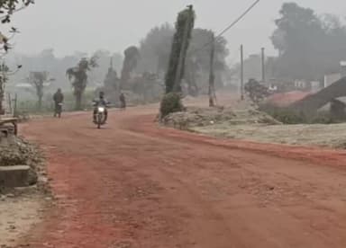 रोसड़ा: सोनूपुर में अनुपयोगी बिजली पोल बना जानलेवा मोड़, सड़क चौड़ीकरण में बाधा