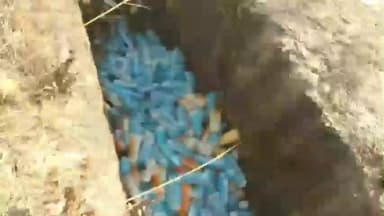 मलसीसर: टाई गांव के जोहड़ में पड़े मिले सरकारी सैनिटरी नैपकिन, 'उड़ान योजना' की कार्यप्रणाली पर उठे सवाल