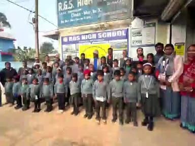 चुरचु: सेवानिवृत्त पुलिस पदाधिकारी एसोसिएशन ने अनाथ बच्चों को बांटे स्वेटर, शिक्षा से जोड़ने का लिया संकल्प