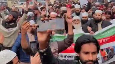 ਫਗਵਾੜਾ: ਮਹਿਲਾ ਦਾ ਹਿਜਾਬ ਉਤਾਰਨ ਦੇ ਰੋਸ ਵਜੋਂ ਮੁਸਲਿਮ ਭਾਈਚਾਰੇ ਨੇ ਫਗਵਾੜਾ ਜੀ.ਟੀ. ਰੋਡ ਤੇ ਬਿਹਾਰ ਦੇ ਮੁੱਖ ਮੰਤਰੀ ਦਾ ਪੁਤਲਾ ਸਾੜ ਕੇ ਕੀਤਾ ਪ੍ਰਦਰਸ਼ਨ