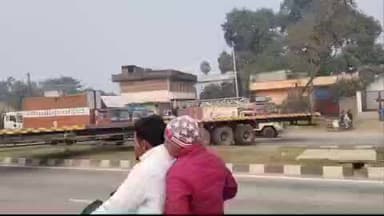 कोईलवर: बक्सर–पटना फोरलेन पर डिवाइडर पार करता टेलर, वीडियो वायरल; ट्रैफिक व्यवस्था पर उठे सवाल