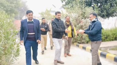 चरखारी: गुमान बिहारी मंदिर प्रांगण में शीतलहर के चलते गरीब ज़रूरतमंदों को एमएलसी ने एसडीएम व तहसीलदार की उपस्थिति में बांटे कंबल