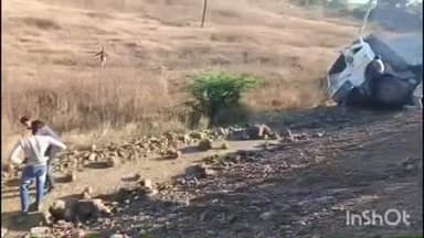 शाजापुर: सनकोटा गांव के पास डंपर अनियंत्रित होकर पलटा, घायल चालक अस्पताल में भर्ती