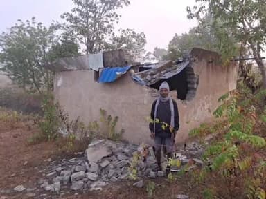 झींकपानी: झींकपानी-टोंटो थाना क्षेत्र के हेस्सा सुरनिया आदि गांवों में जंगली हाथियों ने घर तोड़े