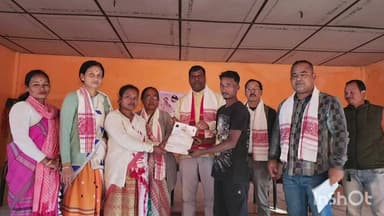 টেঙাখাত: দুলীয়াজানৰ গন্ধীয়া ভাজনী গাঁও পঞ্চায়তৰ হিতাধীকাৰী সকলৰ মাজত গৃহ নিৰ্মাণৰ অনুমোদন প্ৰত্ৰ বিতৰণ কৰে বিধায়ক তেৰছ গোৱলাই