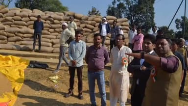 लांजी: कलेक्टर ने किया बोलेगांव धान खरीदी केंद्र का निरीक्षण, प्रभारी को पारदर्शिता रखने के निर्देश