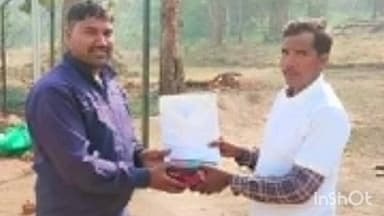 महुआडांड़: वनपाल ने वन कर्मियों को कार्य के प्रति उत्साह बढ़ाने के लिए शुक्रवार दोपहर 2:00 बजे टीशर्ट बांटे