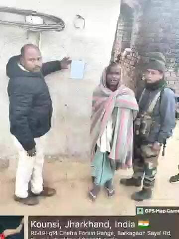 केरेडारी: सिकरी ओपी प्रभारी ने केरेडारी थाना क्षेत्र के अभियुक्त के घर पर इस्तेहार चिपकाया