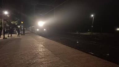 कटंगी: गोंदिया-कटंगी के बीच यात्री ट्रेनों की लेटलतीफी से मुसाफिर परेशान, ट्रेनें 2 से 4 घंटे विलंब से