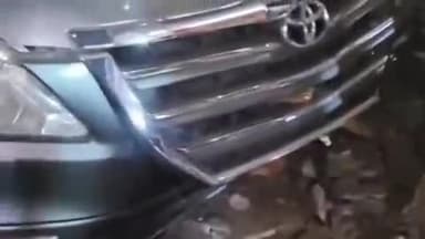 హిమాయత్ నగర్: హబీబ్ నగర్ లో కారు బీభత్సం గాయపడిన వ్యక్తిని ఆసుపత్రికి తరలించిన స్థానికులు