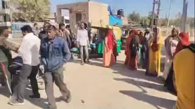 पाली: शहर के न्यू शक्ति नगर इलाके में क्षतिग्रस्त सड़क को लेकर लोगों का फूटा गुस्सा सड़क पर जाम लगा किया प्रदर्शन #jansmsya