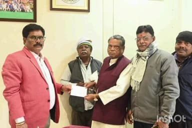 कसमार: मंत्री योगेंद्र प्रसाद ने रांची स्थित आवास पर विभिन्न स्थानों से आए लोगों से मुलाकात की