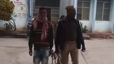 बलिया: बलिया अनुमंडलीय व्यवहार न्यायालय में बड़ी बलिया के एक व्यक्ति ने किया आत्मसमर्पण