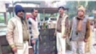 बरौनी: पुलिस ने पेट्रोल पंप के पास से 1080 लीटर विदेशी शराब, जीपीएस और पिकअप वाहन के साथ एक व्यक्ति को किया गिरफ्तार