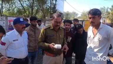 गुना नगर: पीजी कॉलेज रोड पर पुलिस की बिना हेलमेट व दस्तावेज वाले वाहन चालकों पर कार्रवाई, छात्र और ग्रामीण भी आए जद में