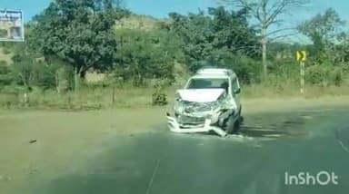 पेठ: कोटंबी गावानजिक कारला वाहनाची समोरून धडक कारच्या समोरील भागाचे मोठे नुकसान