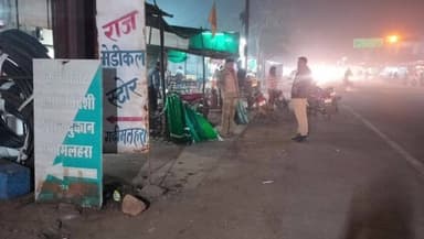 महाराजपुर: गढ़ीमलहरा थाना पुलिस ने शराब दुकानों के पास की चेकिंग, शराबियों को खदेड़ा