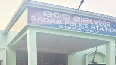 ଦିଗପହଣ୍ଡି: ଗଂଜାମ ଜିଲ୍ଲା କୁକୁଡାଖଣ୍ଡି ତଥା ସଦର ଥାନା ପୋଲିସ ପ୍ରଶାସନ ଦ୍ଵାରା ତିନୋଟି ବାଲି ଗାଡିକୁ ଅଟକ ରଖାଯାଇଥିବାର ଖବର ମିଳିଛି ।