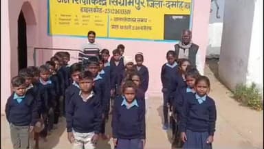 जबेरा: प्राथमिक शाला तिलगंवा में शिक्षक ने छात्र-छात्राओं को मुफ्त स्वेटर वितरित किए