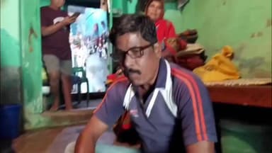 ଧରାକୋଟ: 27 ବର୍ଷ ପରେ ଜନ୍ମ ମାଟିକୁ ଫେରିଲେ ଦାଦନ ଶ୍ରମିକ,ରୋଜଗାର ଉଦେଶ୍ୟ ନେଇ ଗୁଜୁରାତ ଯାଇ ନିଖୋଜ ହୋଇଯାଇଥିଲେ ଚାଞ୍ଚରାପଲି ର ବ୍ୟକ୍ତି