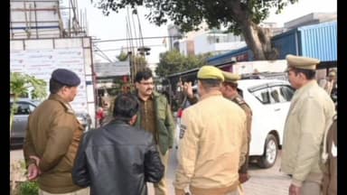 बड़ौत: SP ने बड़ौत थाने का आकस्मिक निरीक्षण किया, CO एवं यातायात पुलिस ने कोहरे के कारण वाहनों पर लगाए रिफ्लेक्टर टेप