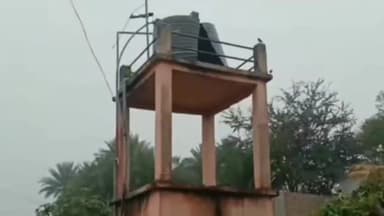 सकरा: रहीमपुर रक्सा गांव में तेज आवाज के साथ नल जल की टंकी फटी, दो परिवारों के घर क्षतिग्रस्त