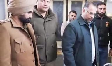 ਡੇਰਾਬਸੀ: ਡੇਰਾ ਬੱਸੀ ਵਿਖੇ ਡੀਐਸਪੀ ਬਿਕਰਮਜੀਤ ਸਿੰਘ ਬਰਾੜ ਐਨਕਾਊਂਟਰ ਮਾਮਲੇ ਚ ਜ਼ਖਮੀ ਹੋਏ ਪੁਲਿਸ ਮੁਲਾਜ਼ਮ ਦਾ ਹਾਲ ਪੁੱਛਣ ਲਈ ਹਸਪਤਾਲ ਪਹੁੰਚੇ