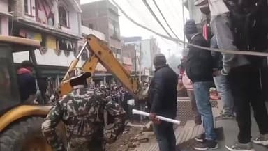 पुपरी: बाजपट्टी के मधुवन बाजार में अतिक्रमणकारियों पर प्रशासन का बुलडोजर चला