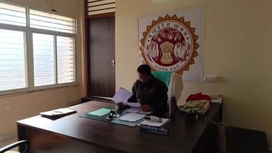 नईसराय: एसडीएम ने पाकरोड गांव के आंगनबाड़ी केंद्र का किया निरीक्षण, आरओ डब्बे में बंद मिला