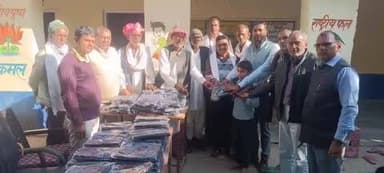 लालाराम पुरा विद्यालय में भामाशाह ने 109 विद्यार्थियों को गर्म जर्सियां वितरित कीं