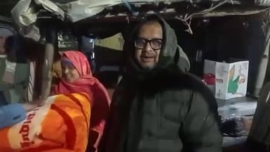 पुपरी: पुपरी में एसडीओ गौरव कुमार ने भीषण ठंड को देखते हुए गरीब व बेसहारा लोगों को कंबल वितरित किए