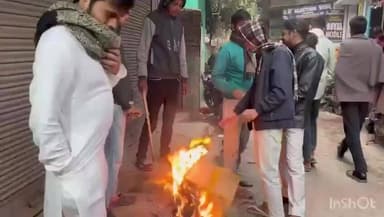 नरहट: नरहट सहित तमाम स्थानों पर लोग अलाव जलाकर भीषण ठंड से अपने शरीर को गर्म करने की कोशिश कर रहे हैं