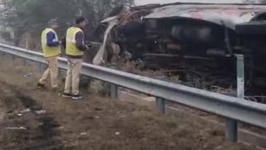 महावन: यमुना एक्सप्रेसवे हादसे की जांच चौथे दिन भी जारी, जली बसों में मिले गैस सिलेंडर ने हादसे की बढ़ाई आशंका