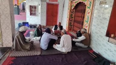 महस्वा के प्रसिद्ध धर्मस्थल कुठीला हनुमान मंदिर पर कई गांवों की पार्टियां कर रही हैं रामधनी