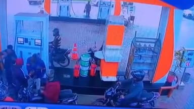 हाटा: दिनदहाड़े गुंडई: पेट्रोल पंप पर भुगतान मांगने पर स्कूटी सवार युवकों ने किया हमला, दो कर्मचारी रेफर