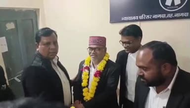 नागदा: नागदा में अभिभाषक संघ के चुनाव संपन्न कराने वाले अधिकारी का सम्मान किया गया