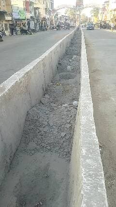 पिपरिया नगरपालिका,, सीमेंट रोड में गड्ढे करवाए,, जा रहे पौधे,, लगाने के लिए,, अब ये रोड,, फाड़कर,, पेड़ निकलेंगे,, अजब गजब कारनामे हे,, पिपरिया नगरपालिका के