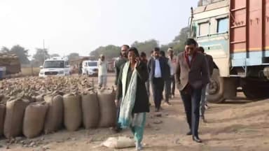 पवई: कलेक्टर पन्ना ने धान खरीदी केंद्रों का किया निरीक्षण, कृषकों से की चर्चा