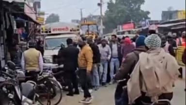 गोला: गोला नगर पंचायत में अतिक्रमण पर चला बुलडोजर, दुकानदारों को दी गई चेतावनी और वसूला गया जुर्माना