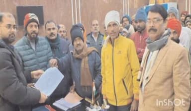 चांदवा: भूमि संबंधित संस्थाओं को लेकर रेंची के ग्रामीणों ने चंदवा सीओ को ज्ञापन सौंपा