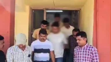 साक्री: पिंपळनेर शहरातील कॉलेज तरुणीची छेड काढणाऱ्या फरार रोडरोमिओंना पिंपळनेर पोलिसांनी गुजरात मधून घेतले ताब्यात;एक फरार