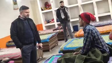 पडरौना: शीतलहर में प्रशासन अलर्ट: डीएम ने पड़रौना नगर में रैन बसेरों व अलावों का किया निरीक्षण, जरूरतमंदों को बांटे कंबल