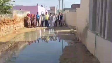 सिद्धमुख: ददरेवा को धोलिया व सेउवा से जोड़ने वाला मुख्य मार्ग बदहाल, कीचड़ और पानी से परेशान ग्रामीणों ने किया प्रदर्शन