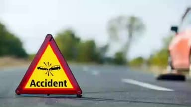 पोटका: तूरी में अज्ञात वाहन की टक्कर से चालक गंभीर रूप से घायल