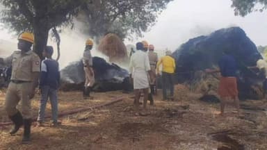 ಕನಕಗಿರಿ: ತಾಲ್ಲೂಕಿನ ಕರಡೋಣಾ ಗ್ರಾಮದಲ್ಲಿ ಹುಲ್ಲಿನ ಬಣವಿಗೆ ಆಕಸ್ಮಿ ಬೆಂಕಿ ತಗುಲಿ ನಾಲ್ಕು ಟ್ರ್ಯಾಕ್ಟರ್ ಹುಲ್ಲು ಸುಟ್ಟು ಭಷ್ಮವಾಗಿದೆ