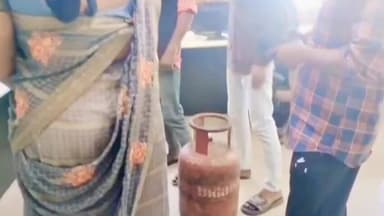 સંજેલી: સંજેલીની બહેનોને ગેસ બોટલ મેળવવામાં લાંબા સમયથી પડતી મુશ્કેલી અંગે આપ દ્વારા મામલતદાર કચેરી ખાતે રજૂઆત કરાઈ