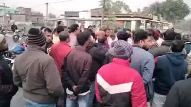 ସୋର: ପ୍ରଶାସନର ପାତର ଅନ୍ତର ନୀତି ବିରୋଧରେ ମାଣତ୍ରୀ ଛକରେ ରାସ୍ତା ଅବରୋଧ କରିବା ସହ ମାଲ ବୋଝେଇ ଗାଡିକୁ ଅଟକାଇଲେ ସ୍ଥାନୀୟ ଲୋକେ